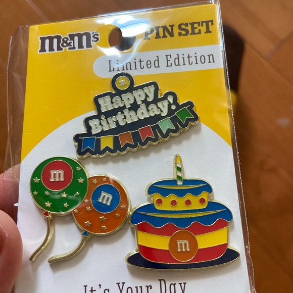 M&M fleece blanket & fashion pin bundle - Picture 2 of 11